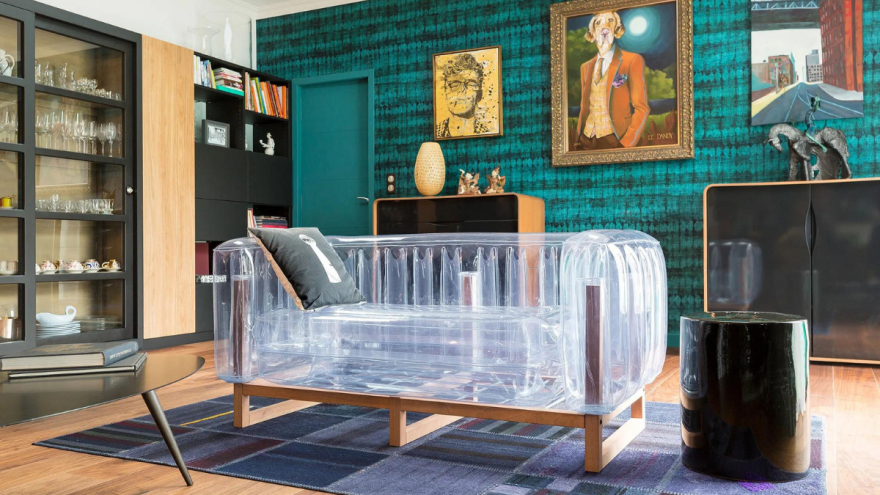 Transparentes aufblasbares Sofa in einem Wohnzimmer. Transparentes aufblasbares Sofa in einem Wohnzimmer.