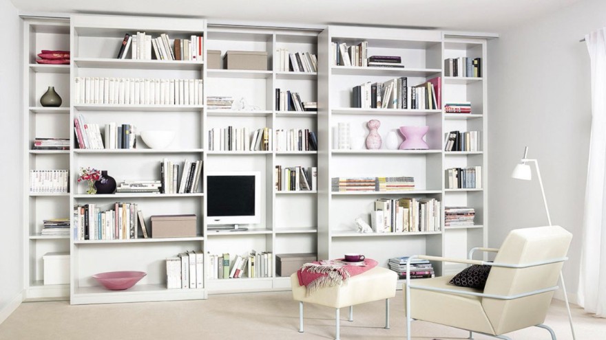 Weiße Regale mit Büchern und Dekoration. Weiße Regale mit Büchern und Dekoration.