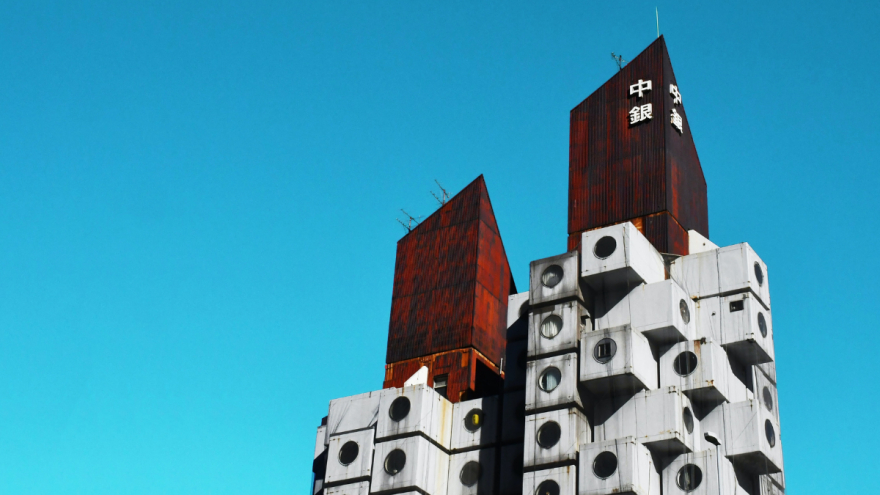 Der Nakagin Capsule Tower in Tokyo Der Nakagin Capsule Tower in Tokyo