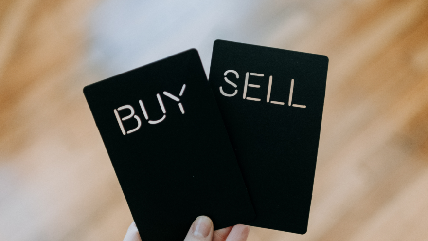 Hand mit Schildern Buy und Sell Hand mit Schildern Buy und Sell