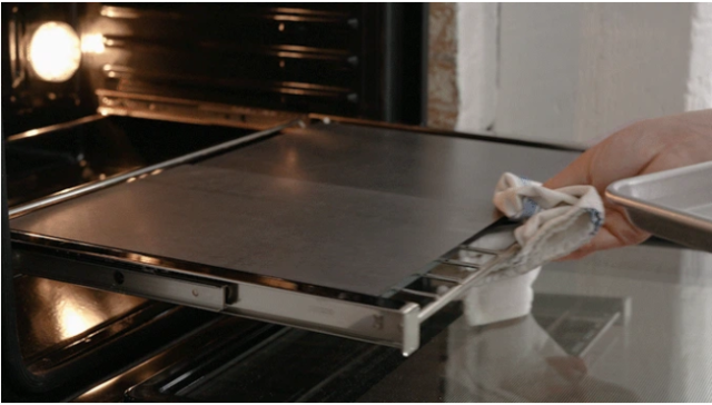 Der-Misen-Oven-Steel-im-Backofen. Der Misen Oven Steel im Backofen.