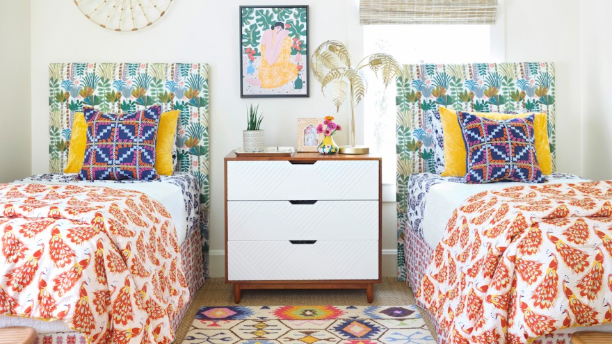 In diesem maximalistisch eingerichteten Schlafzimmer hat die Designerin Isabel Ladd Muster und Farben nach Herzenslust kombiniert. In diesem maximalistisch eingerichteten Schlafzimmer hat die Designerin Isabel Ladd Muster und Farben nach Herzenslust kombiniert.