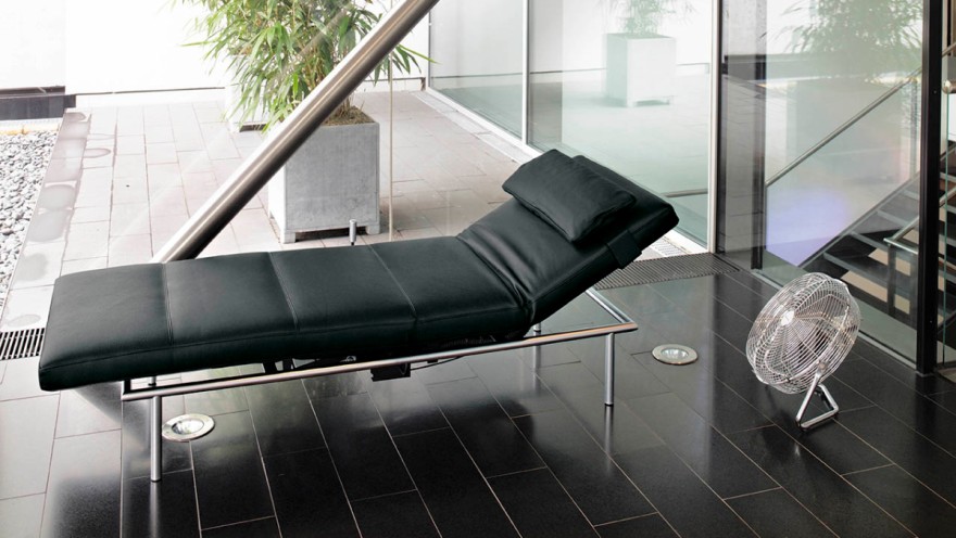 Chaise lounge "Campus" from ipdesign in leather and chrome Chaise lounge "Campus" from ipdesign in leather and chrome