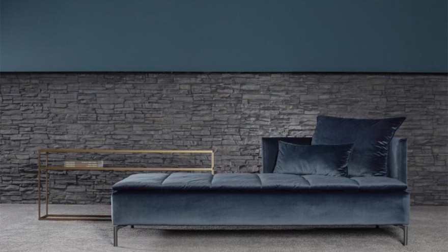 Dunkle Einrichtung „ORIGINS COMPLETE Daybed Remy” von SCHRAMM Möbelwerkstätten Dunkle Einrichtung „ORIGINS COMPLETE Daybed Remy” von SCHRAMM Möbelwerkstätten