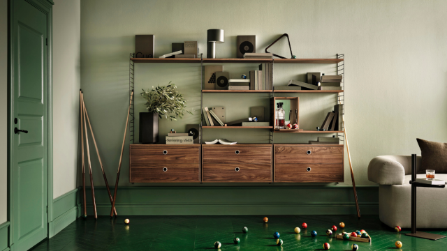 Regal aus Holz in Metall von String 