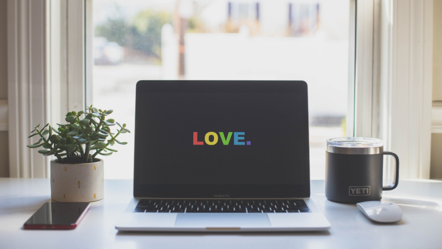 Laptop mit LOVE-Bildschirm in Regenbogenfarben Laptop mit LOVE-Bildschirm in Regenbogenfarben