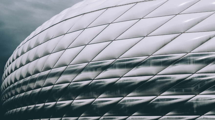 Membranfassade der Allianz Arena in München (Foto: Kostya Golinchenko auf Unsplash)