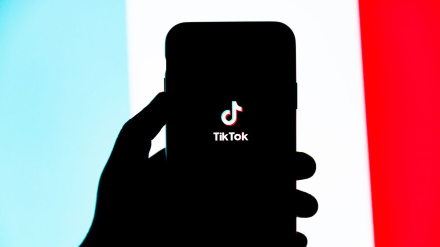 Handy mit dem Logo der TikTok-App Handy mit dem Logo der TikTok-App