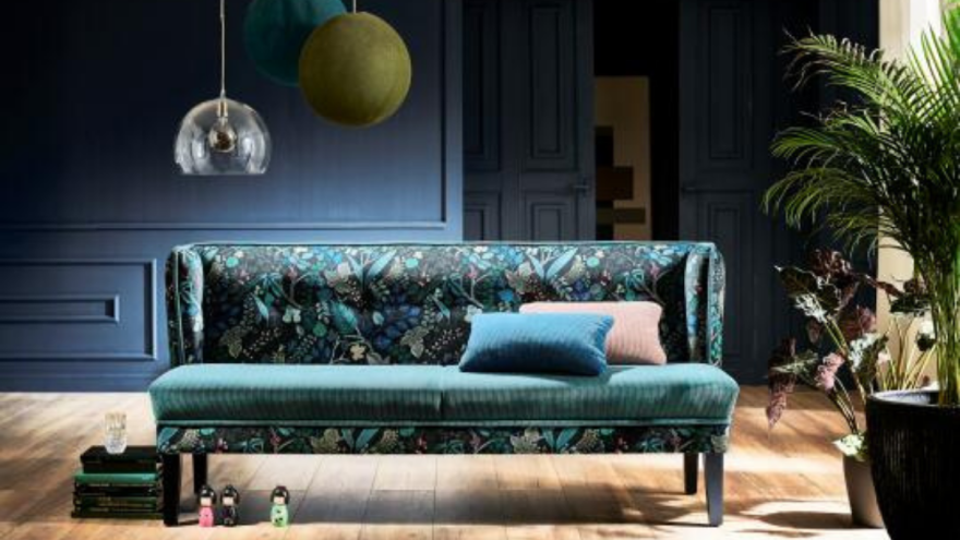 Grünes Sofa mit Blumenmuster Grünes Sofa mit Blumenmuster