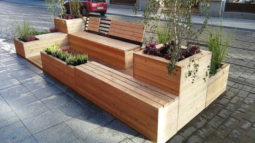 Parklet aus Holz im polnischen Lodz