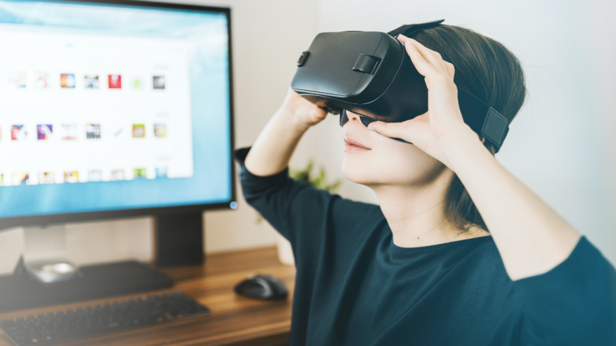 Frau mit Augmented Reality Brille vor dem PC Frau mit Augmented Reality Brille vor dem PC