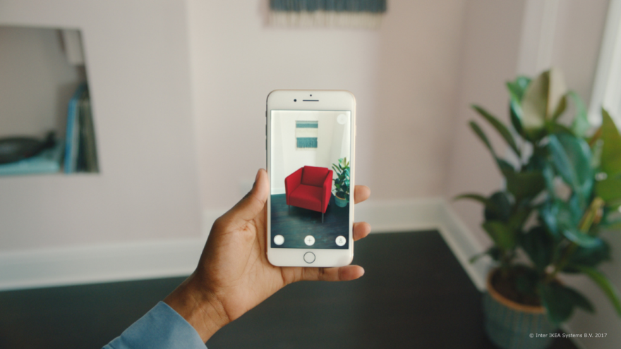 IKEA Place App in Anwendung auf einem Smartphone IKEA Place App in Anwendung auf einem Smartphone