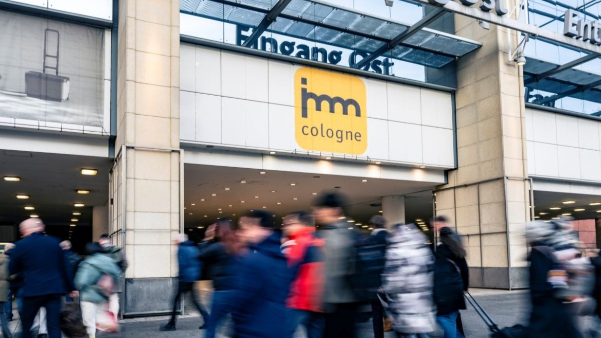 Besuchereingang der imm cologne am Eingang Ost der Koelnmesse mit vorbeigehenden Messebesuchern.