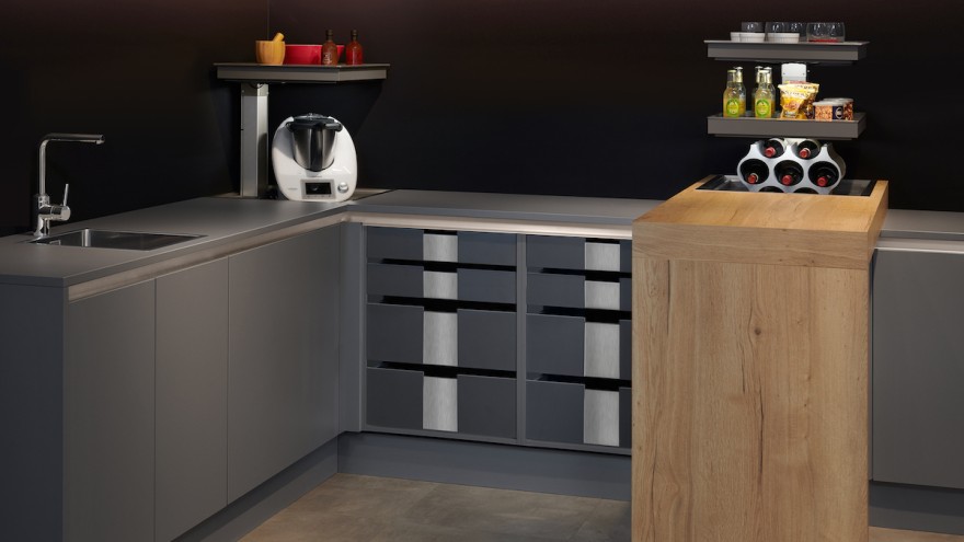 Das Tablarsystem „Qanto“ von Ninkaplast funktioniert per Knopfdruck. © Ninkaplast