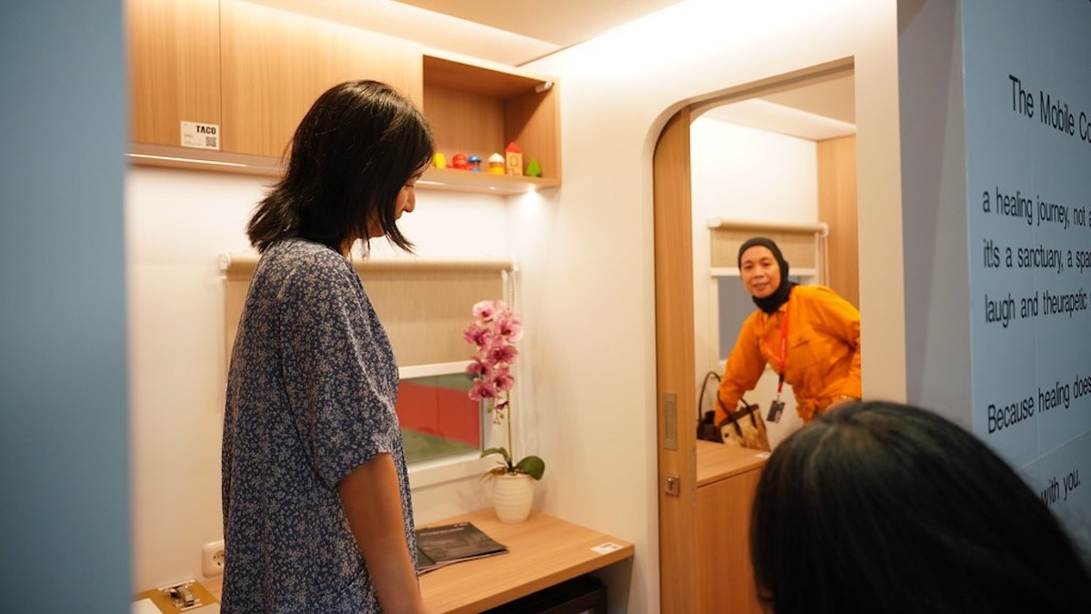 Mobile Space Showcase at interzum jakarta 2026 with designer Rica Ishak (r.). © Koelnmesse GmH