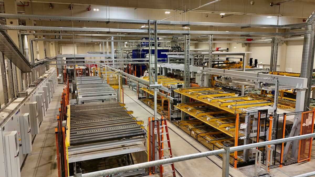 Highly automated production facility with high-speed press for processing wood-based materials