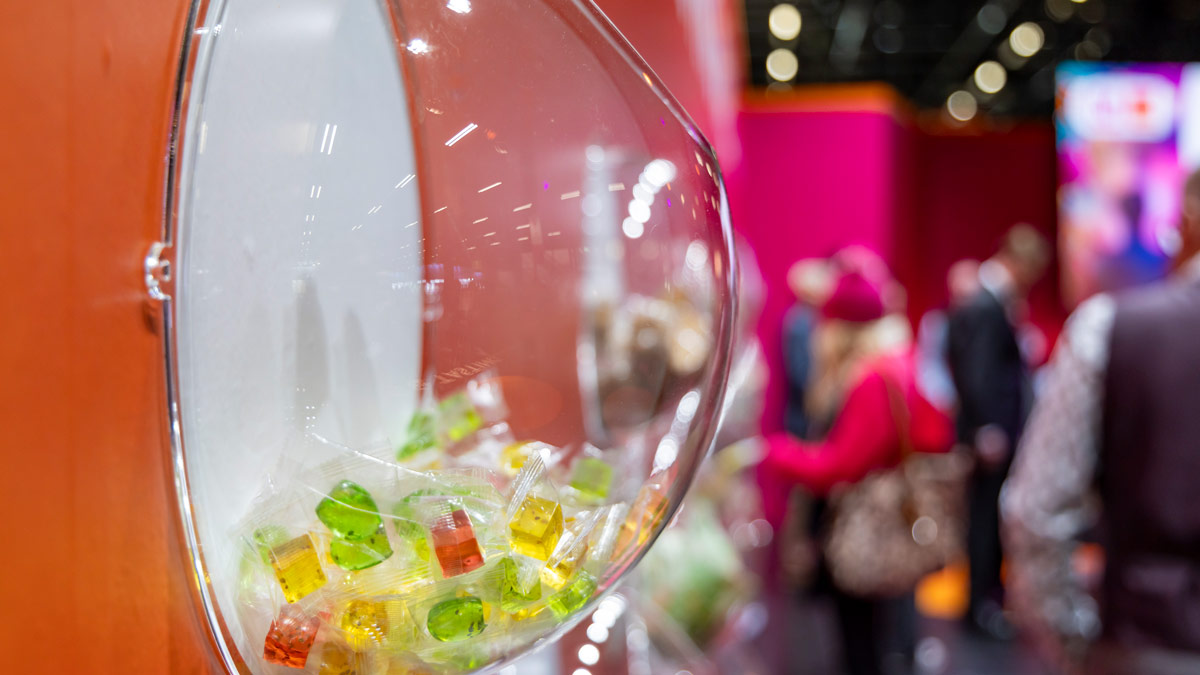 Durchsichtige Halbkugel mit Süßigkeiten ind er Tasting Wall