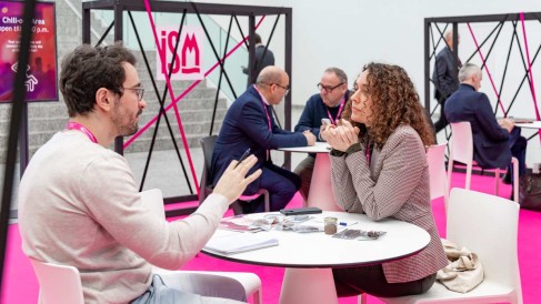 Aussteller_Besucherin_Gespraech_1200x675