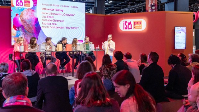 Test new sweets at the influencer tasting. Photo credits: Koelnmesse Influencer tasting at ISM: 6 people sitting in front of an audience, testing new sweets live.