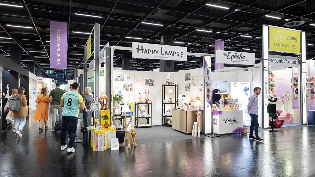 Drei Stände der Young Innovators Area