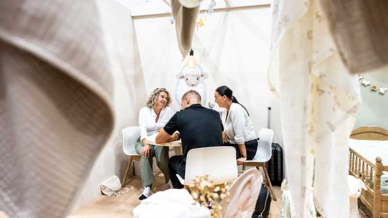 Kind + Jugend exhibitors sit together at a table