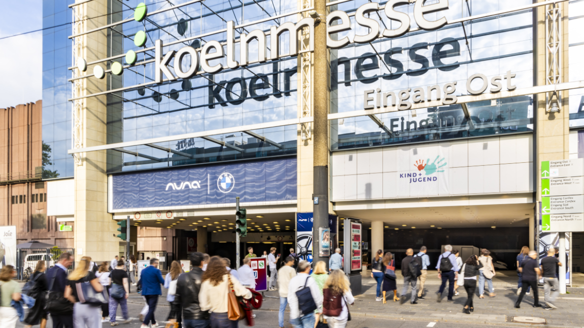 Many people stream into an exhibition centre. (Image: © Koelnmesse GmbH)