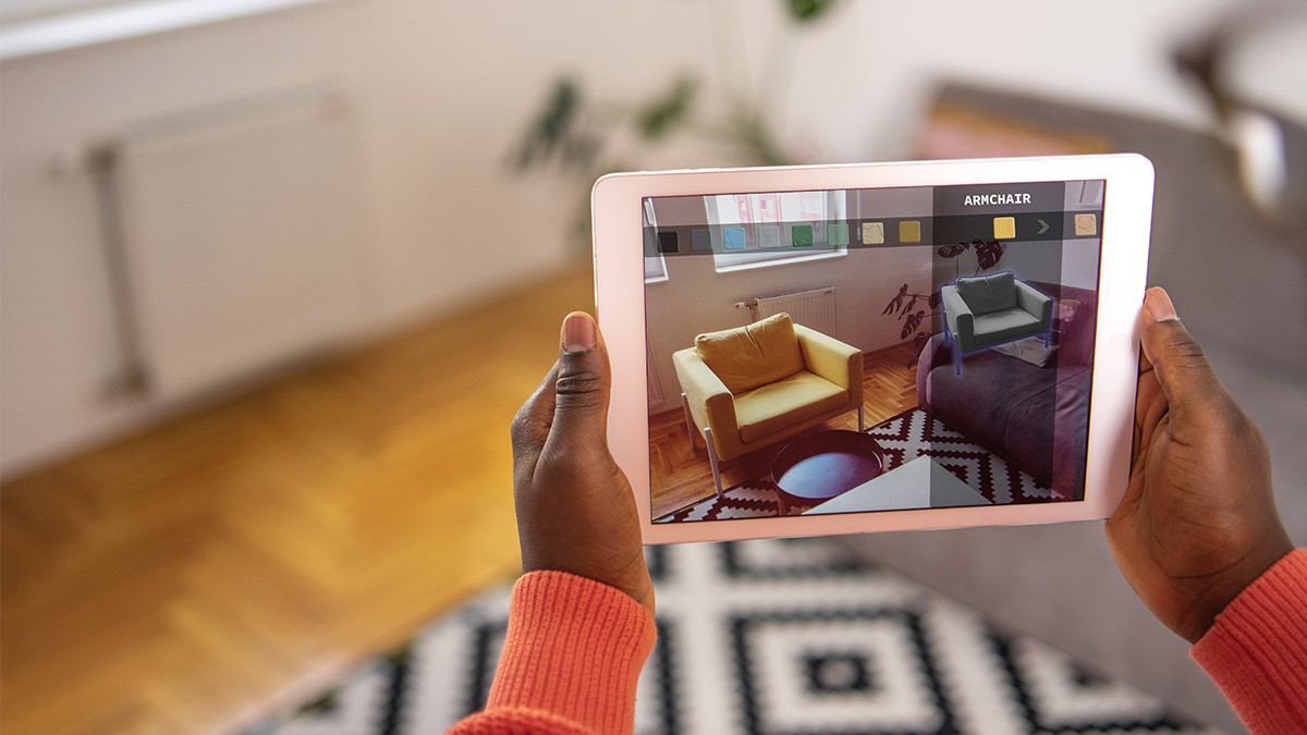 Warum Digitalisierung aus der Branche nicht mehr wegzudenken ist: Frau mit Tablet, die Augmented Reality beim Onlineshopping verwendet