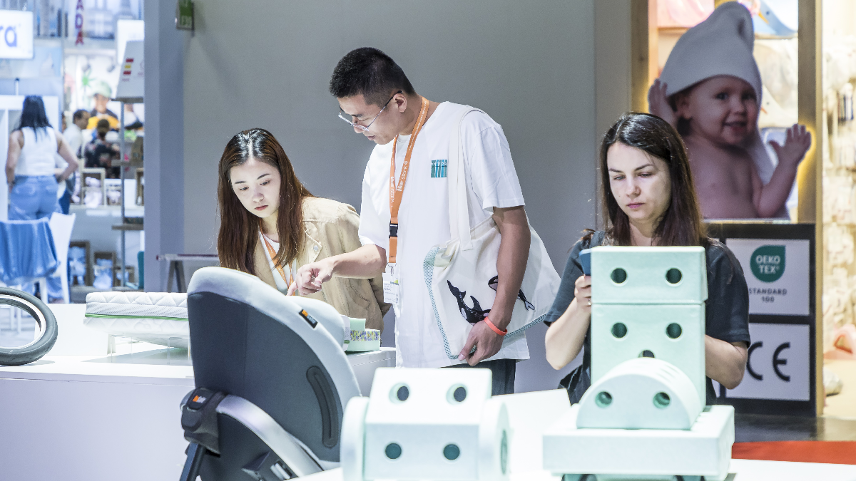 Fachbesucher:innen schauen sich die für den Innovation Award nominierten Produkte an. (Bild: Koelnmesse, Kind + Jugend, Hanne Engwald)