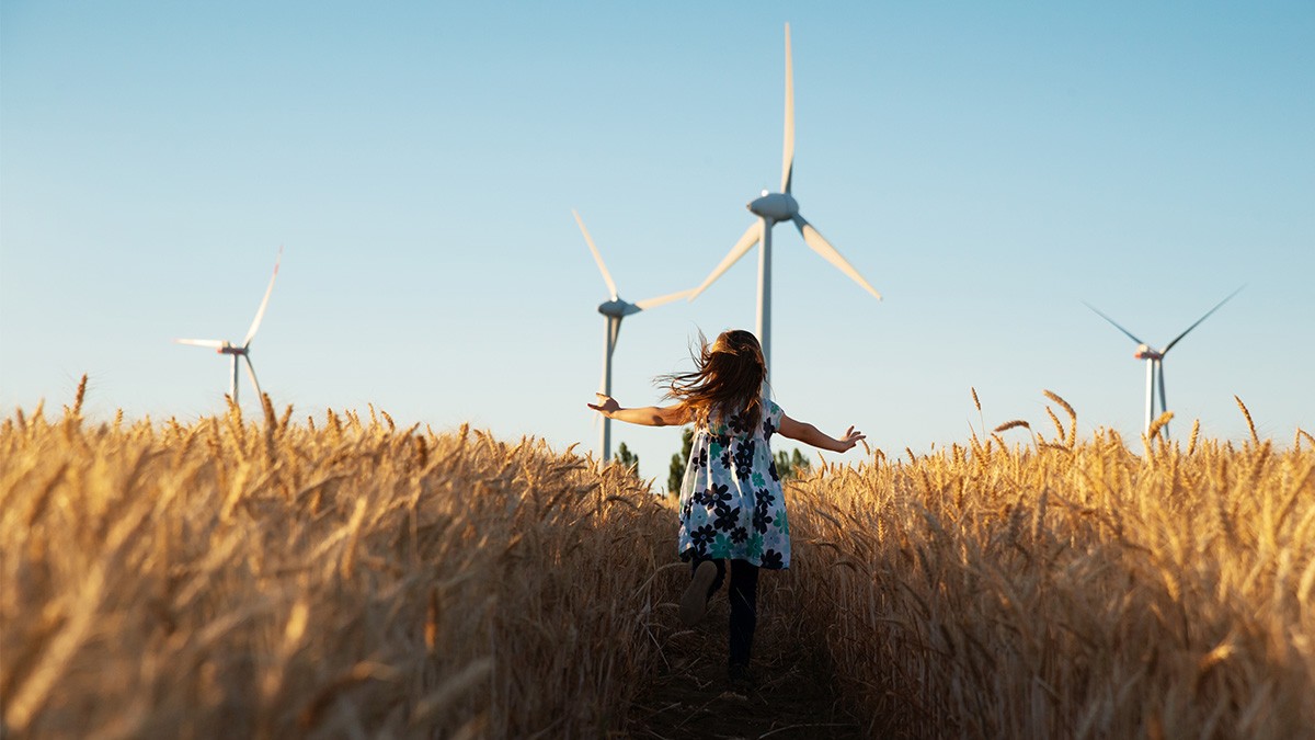 Neue nachhaltige Materialien: Kind läuft durch Feld