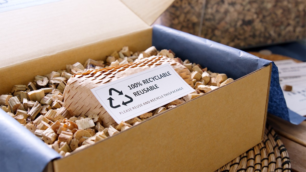 Nachhaltigkeit in der Baby- und Kleinkindausstattung: Kartonverpackung aus recyclebarem Material mit Hinweisschild