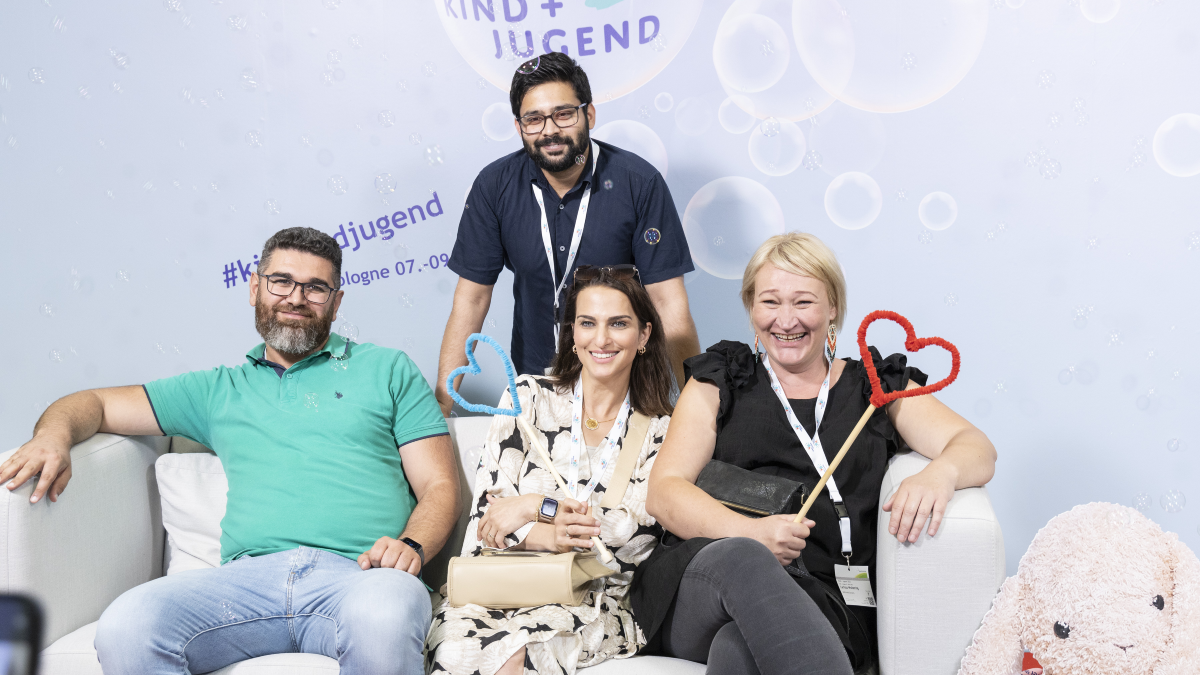 Trade fair visitors at the Kind + Jugend trade fair 2023 in Cologne.