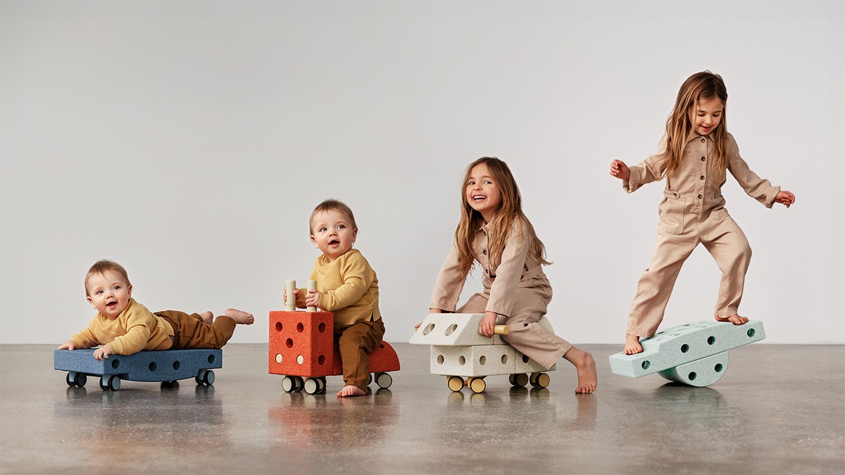 4 Kinder verschiedenen Alters spielen mit multifunktionalem Spielzeug