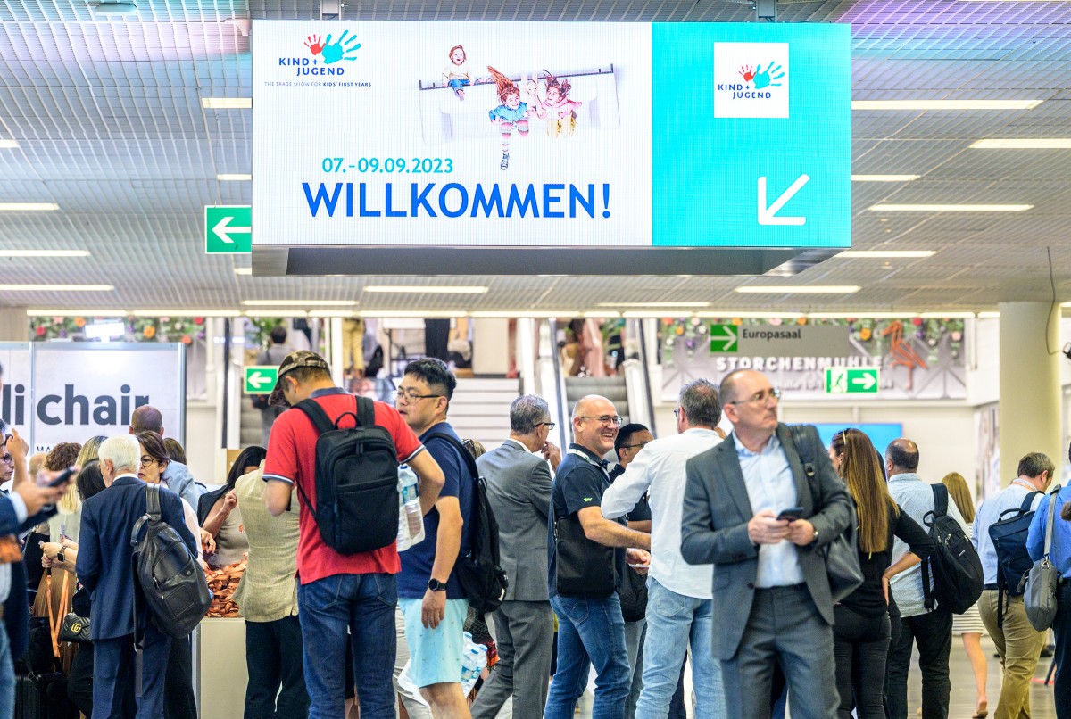 Trade visitors gather in the entrance hall of Kind + Jugend Messe 2023.