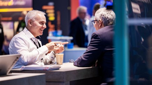 aussteller_im_gespraech_1200x675