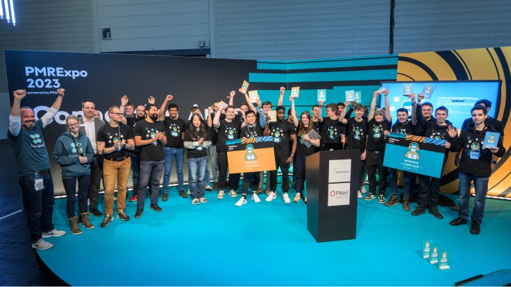 Gruppenbild aller Teilnehmer und den Gewinnern des Hackathon