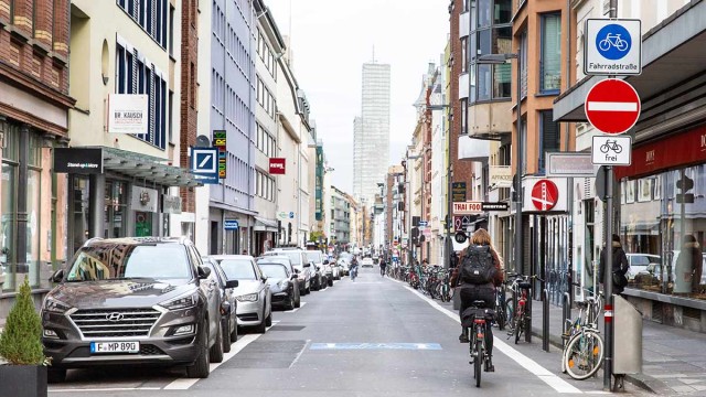 Friesenwall: Traffic space reallocation – Bicycle boulevard sets new standards for pedestrian and cycle traffic Friesenwall: Traffic space reallocation – Bicycle boulevard sets new standards for pedestrian and cycle traffic