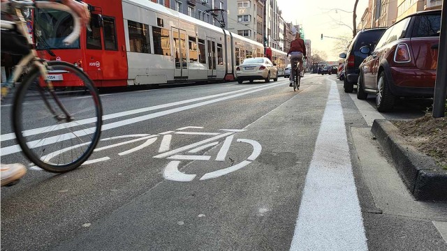 Cycle lanes on Aachener Straße Cycle lanes on Aachener Straße