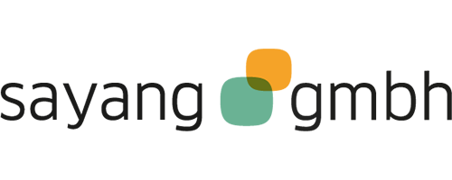 Schriftzug 'sayang gmbh' mit zwei überlappenden, abgerundeten Farbflächen in Orange und Grün