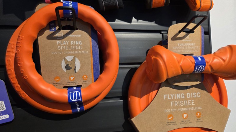 Oranges Hundespielzeug aus Gummi hängt im Regal