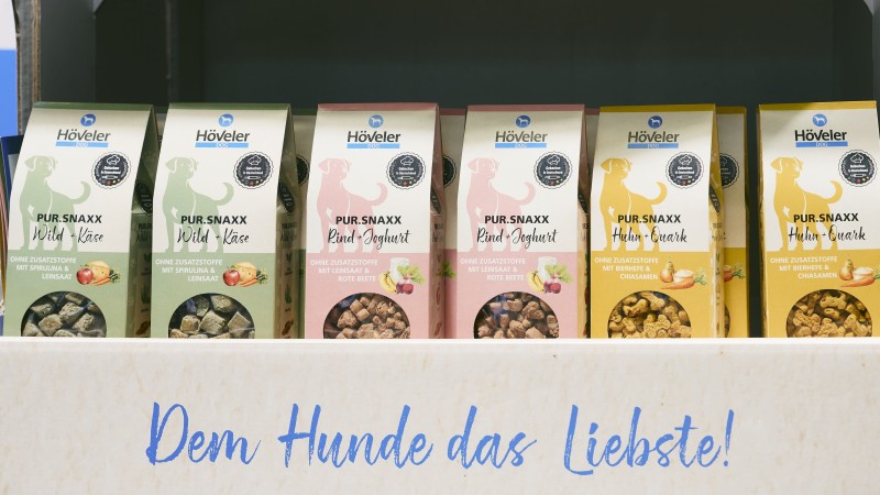 Futterpakete stehen in einer Reihe im Regal