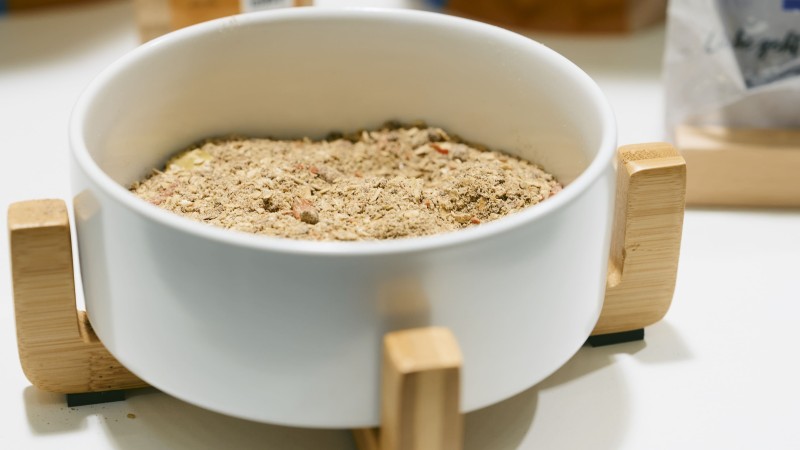 Hundenapf mit Trockenfutter