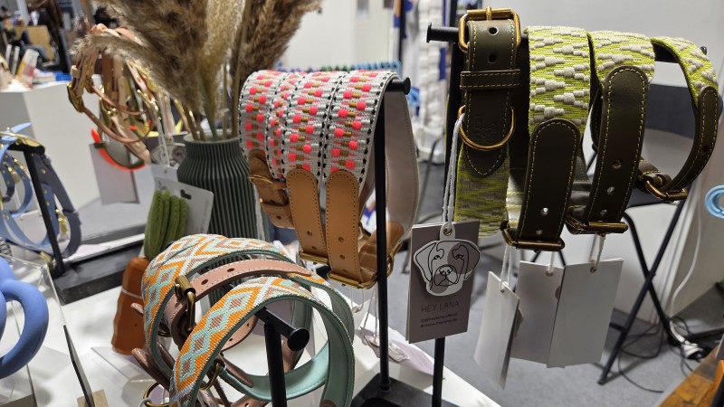 Messestand mit unterschiedlichen Produkten aus dem Segment "Hundekleidung"