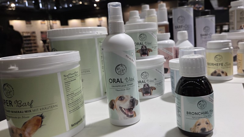 Mehrere Flasche und Dosen mit Pflegeprodukten für Hunde stehen auf einem Tisch