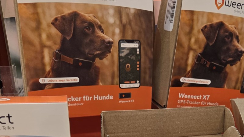 Verpackungen mit GPS-Hundetrackern in einem Regal