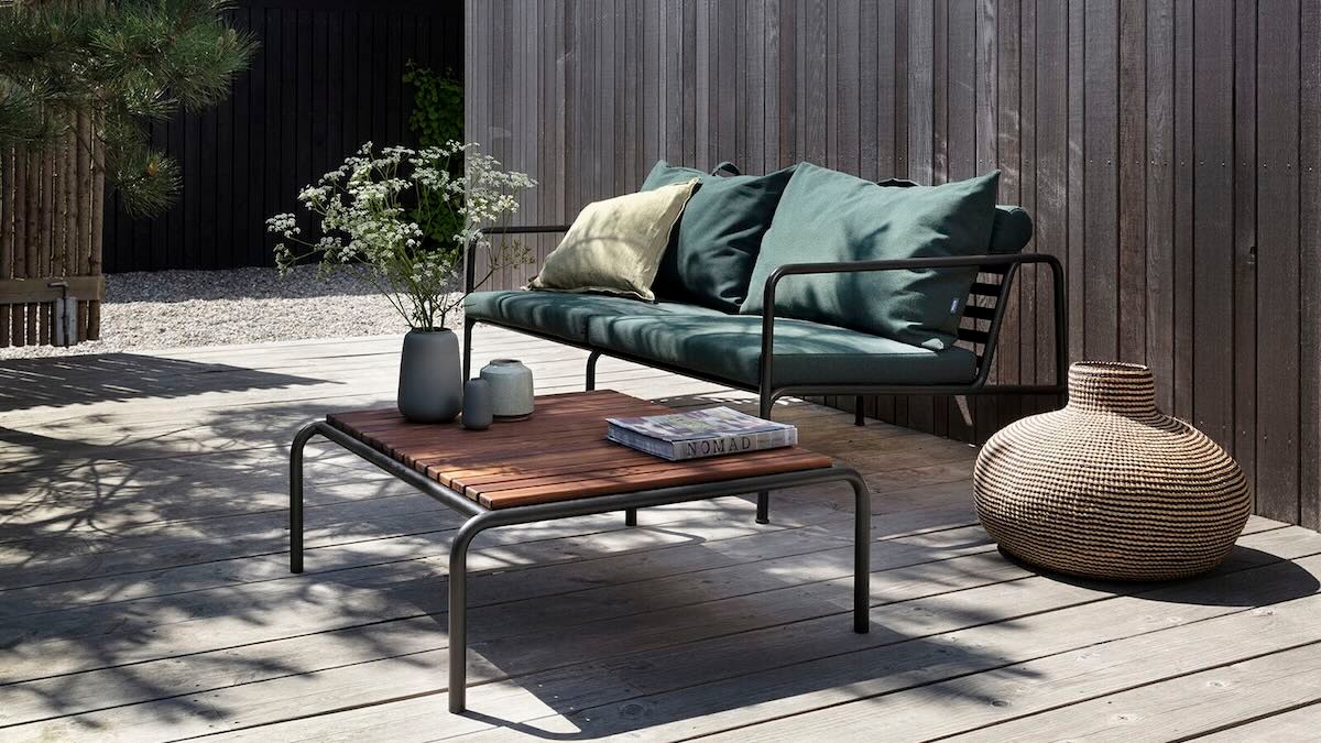 2-Sitzer Sofa und Beistelltisch auf einer Terrasse