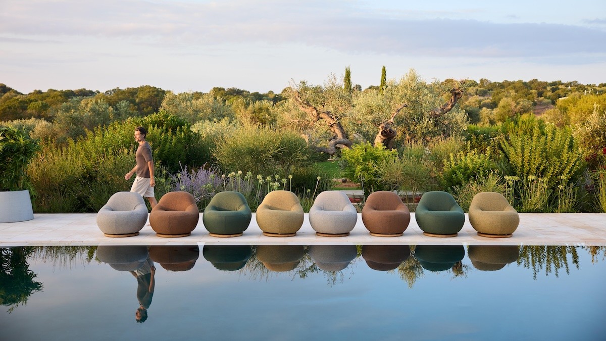 Loungesessel in verschiedenen Farben an einem Pool