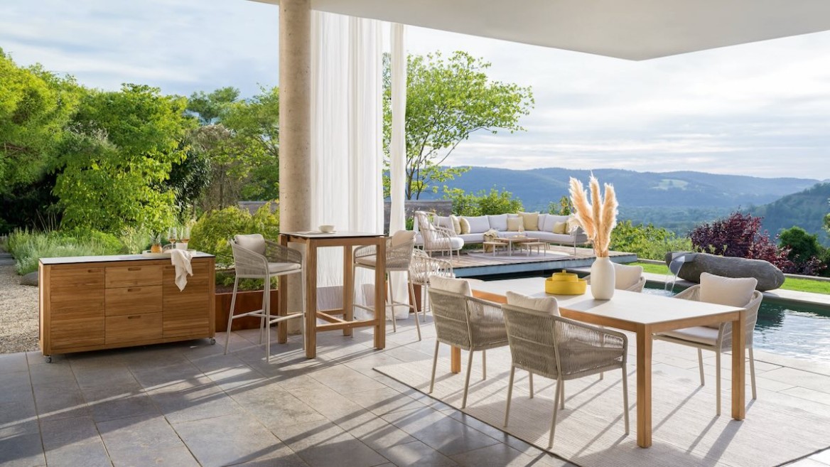 Kombination von Outdoormöbeln auf einer großen Terrasse