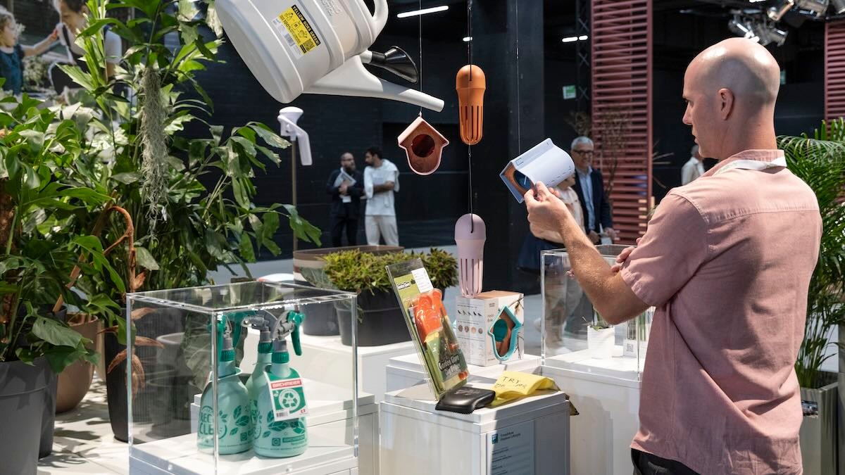 Mann prüft nachhaltiges Produkt auf einer Gartenmesse