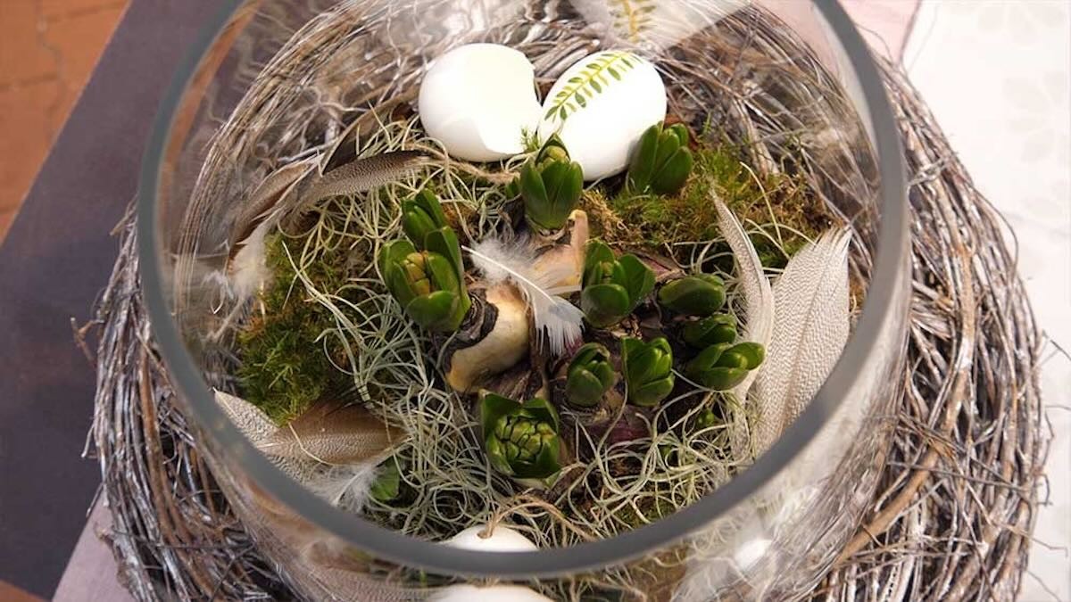 Flower vase with eggshells