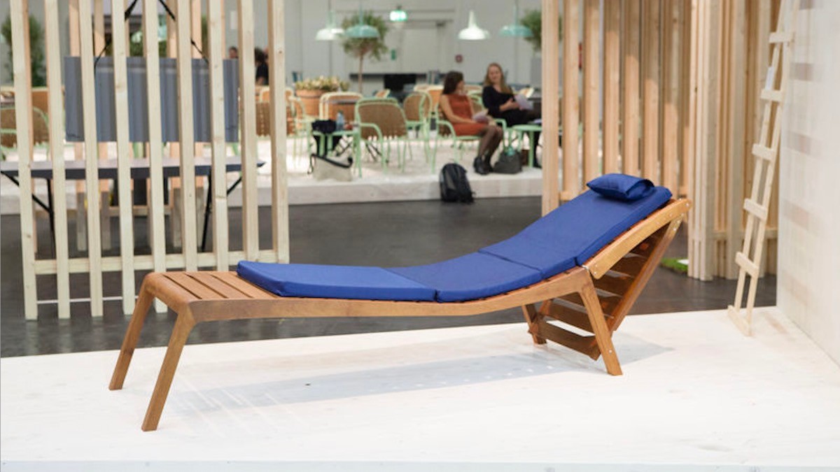 Gartenliege auf einem Messestand von unique youngstar